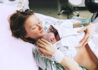 Młoda mama na porodówce z noworodkiem