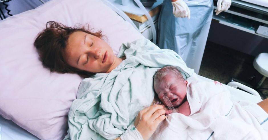 Młoda mama w szpitalu z noworodkiem po porodzie ze znieczuleniem