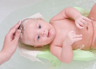 mycie głowy dziecka, kąpiel dziecka