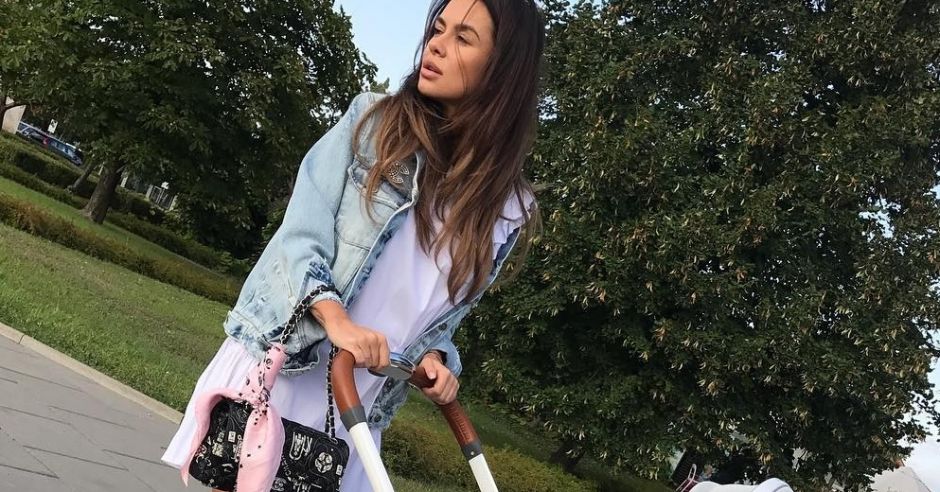 Natalia Siwiec na spacerze z córeczką