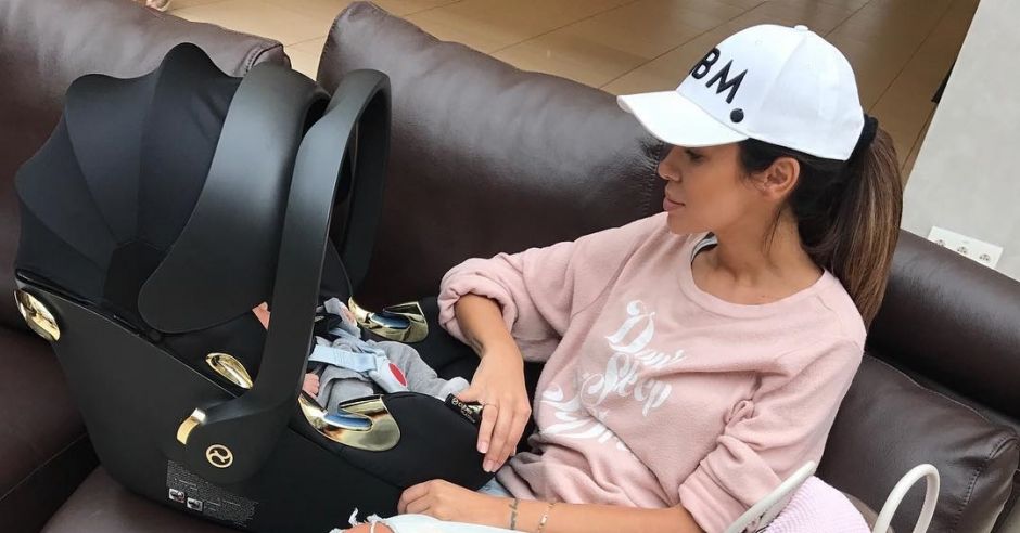 Natalia Siwiec z córką Mią w foteliku samochodowym