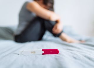 negatywny test ciążowy, smutna kobieta