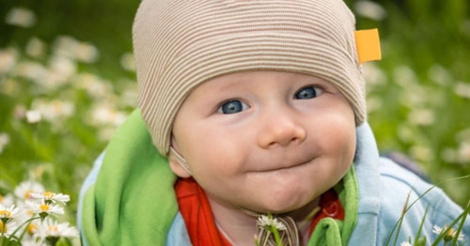 niemowlę, dziecko, łąka, kwiaty, uśmiech dziecka