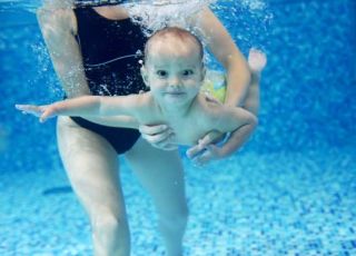 niemowlę pływa