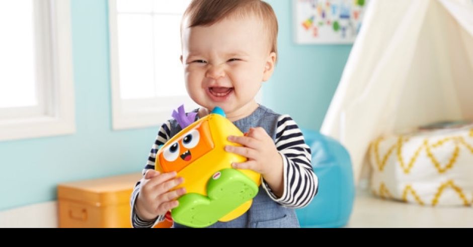 Niemowlę bawi się zabawką Fisher Price