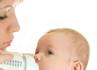 mleko modyfikowane, niemowlę, karmienie butelką, butelka, mama