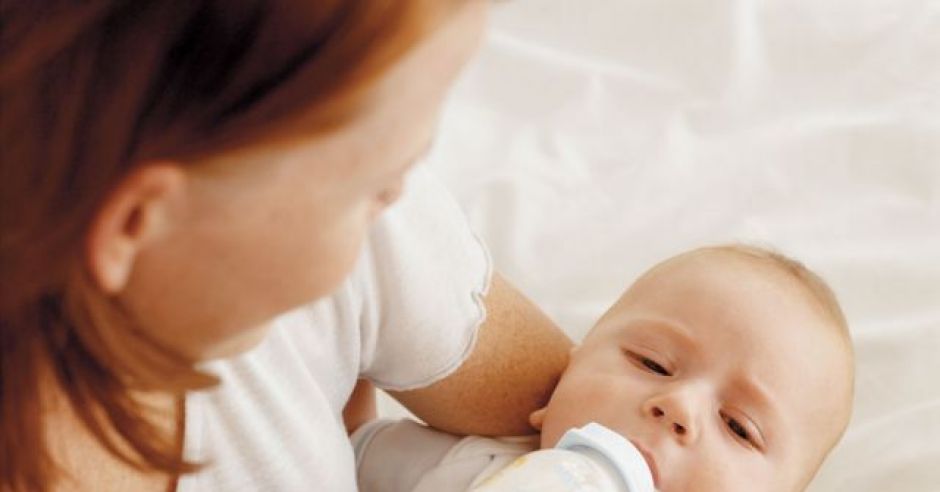 niemowlę, karmienie butelką, mama