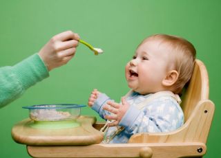 niemowlę, kuchnia, karmienie dziecka, miseczka, łyżeczka