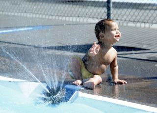 niemowlę, lato, basen, woda