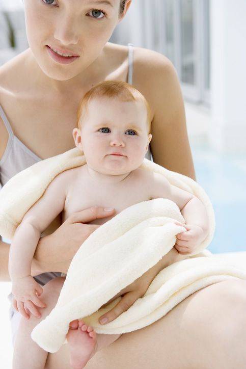 niemowlę, mama, kąpiel, ręcznik, pielęgnacja ciała