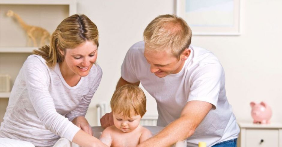 niemowlę, mama, tata, kąpiel