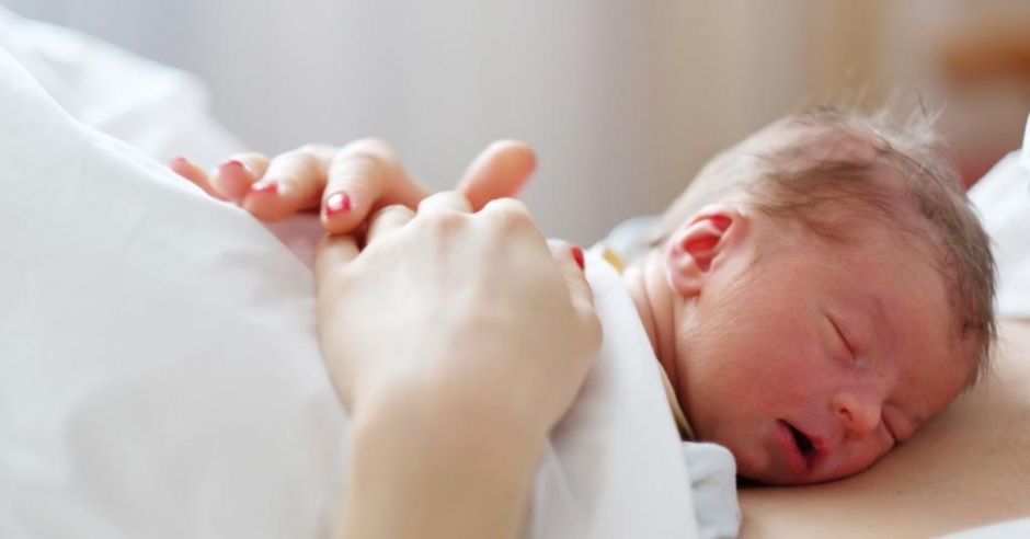 Noworodek śpi na brzuchu mamy