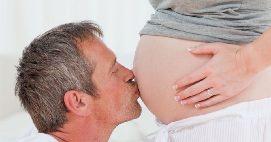 Objawy porodu to m.in. obniżenie miednicy, odejście czopa sluzowego, skurcze przepowiadające
