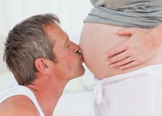 Objawy porodu to m.in. obniżenie miednicy, odejście czopa sluzowego, skurcze przepowiadające