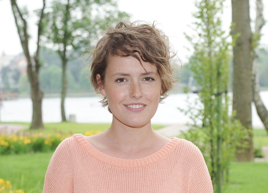 Olga Frycz czyta dziecku ulicę Czereśniową