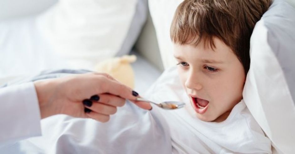 Paracetamol dla dzieci – lepiej w czopku czy syropie?