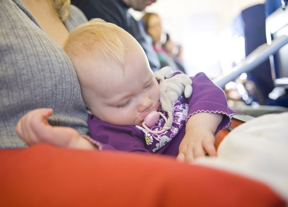 Pasażerka awanturowała się, że musi lecieć w samolocie obok mamy z dzieckiem
