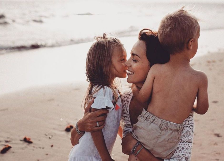 Paulina Krupińska-Karpiel z dziećmi na plaży w Hiszpanii