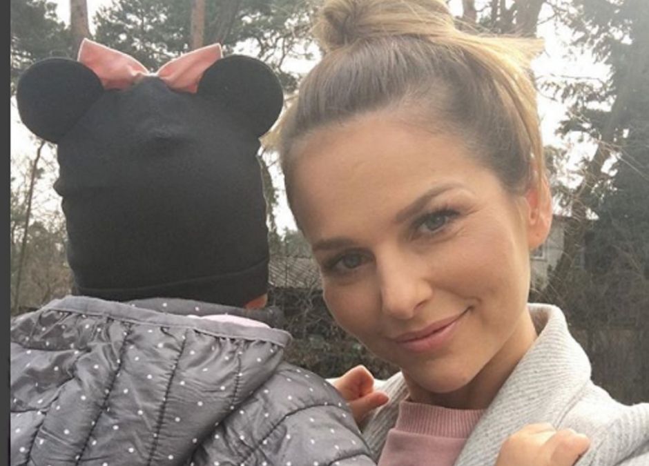 Paulina Sykut-Jeżyna w luźnej stylizacji na spacerze z córką