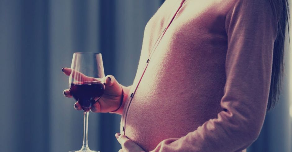 Picie alkoholu w ciąży jest zabronione i zagraża dziecku