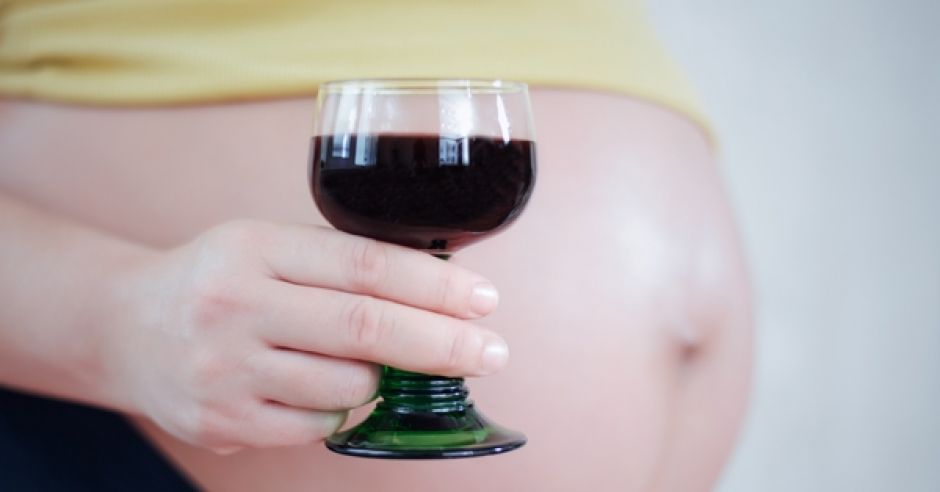 Pijana ciężarna rodzi pijane dziecko. Jest bezkarna