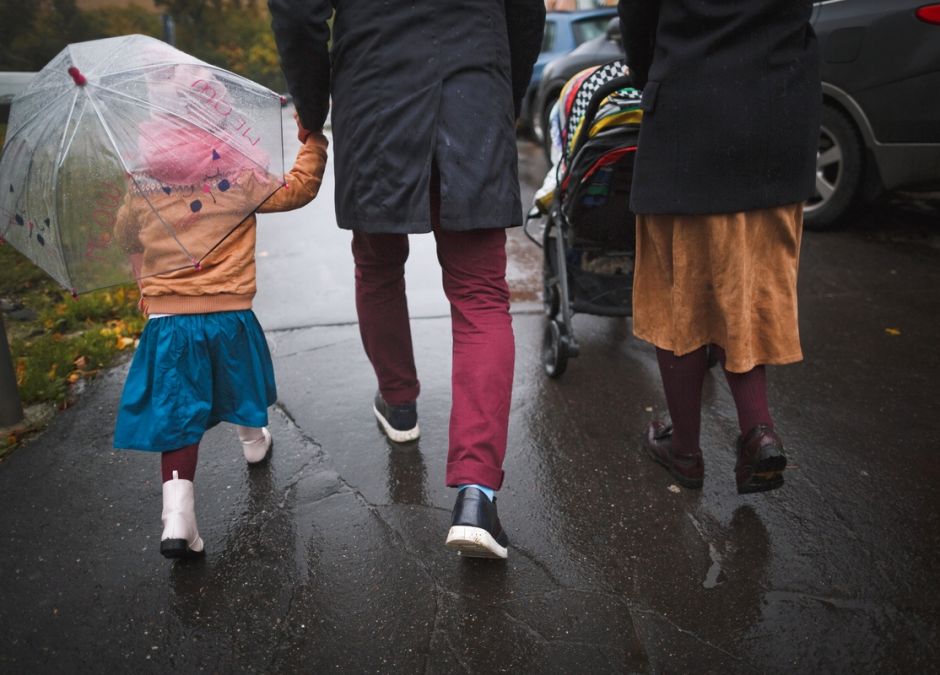 pogoda: silny wiatr, lepiej nie wychodzić z dzieckiem