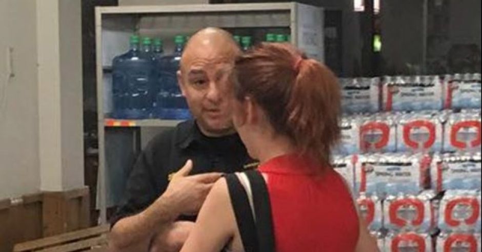 Policjant zwrócił uwagę mamie karmiącej piersią