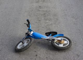Porzucony na ulicy dziecięcy rowerek