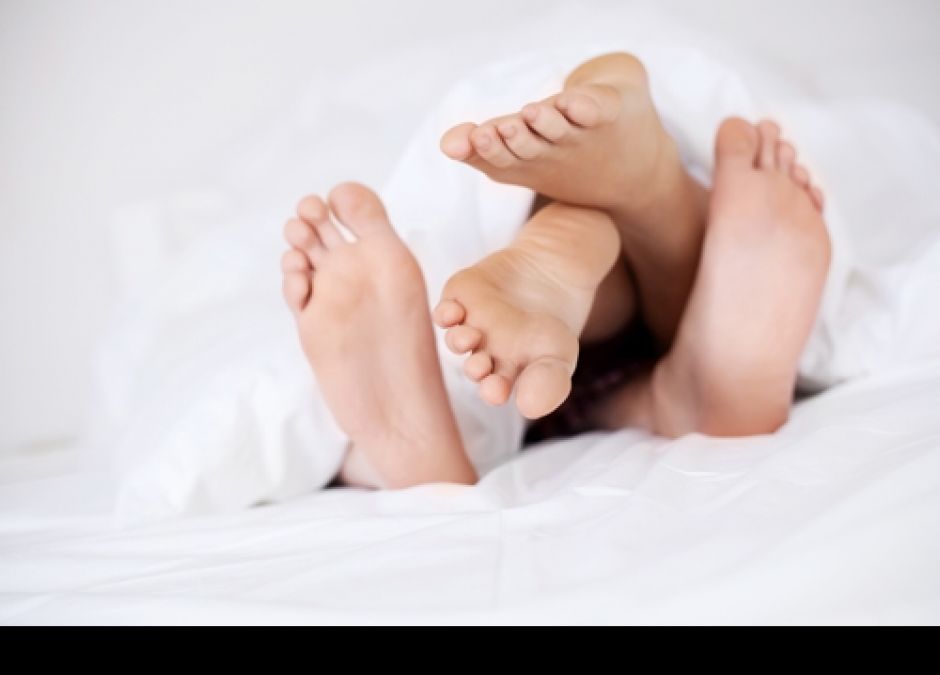 pozycja klasyczna, pozycje seksualne, zapłodnienie, seks a ciąża, starania o dziecko, para w łóżku
