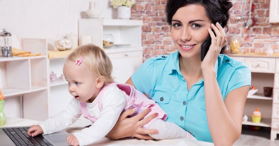 Pracująca mama, dziecko, kobieta, laptop, praca na wychowawczym