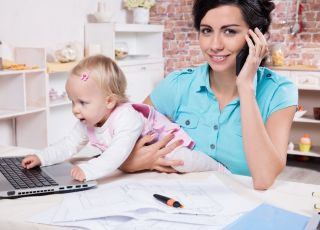 Pracująca mama, dziecko, kobieta, laptop, praca na wychowawczym