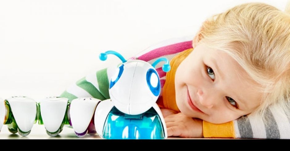 Przedszkolak bawi się zabawką Fisher Price