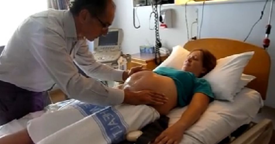 Przekręcanie dziecka podczas porodu/ dr Andrew Bisits