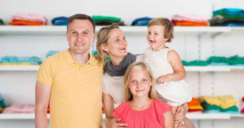 rodzice kupują ubranka dziecięce