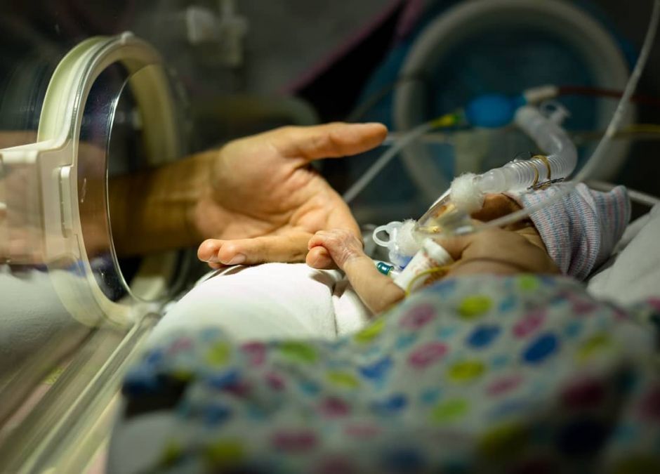 Rodzice wcześniaków włączeni do grupy zero szczepień na COVID-19
