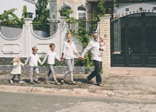 Rodzice z czworgiem dzieci na spacerze