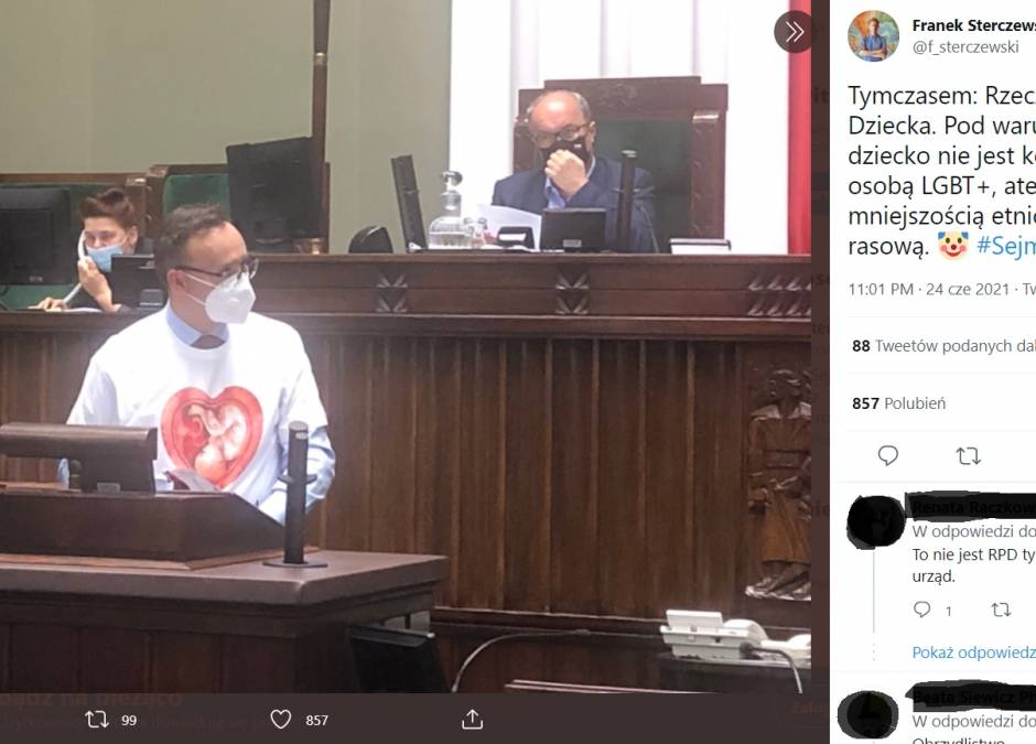 Rzecznik praw dziecka w koszulce z płodem.