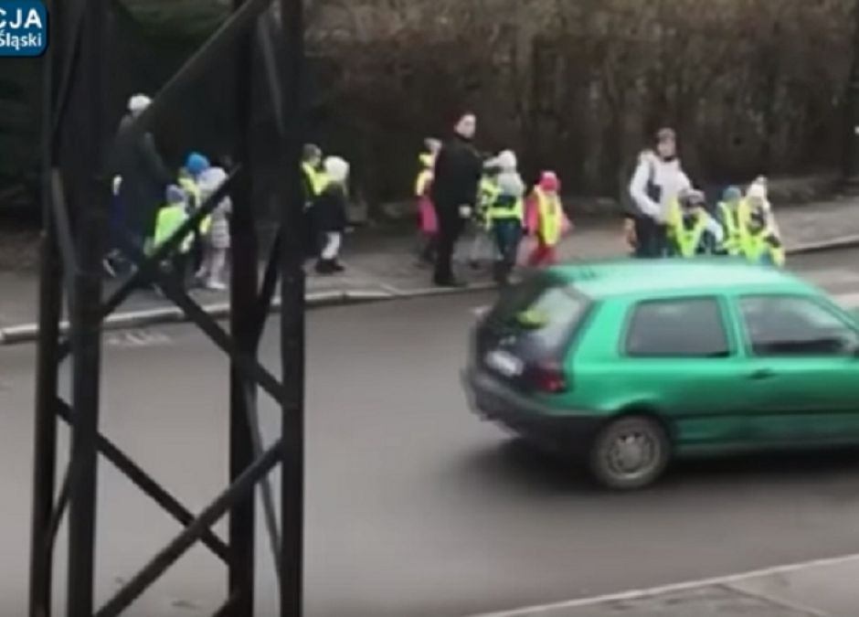 samochód prawie nie potrącił przedszkolaków