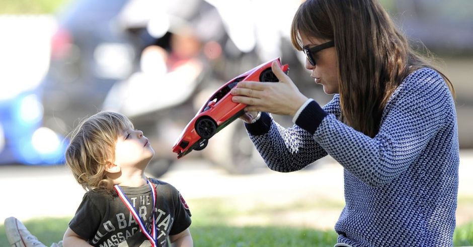 Selma Blair podczas zabawy z synkiem w parku w Los Angeles