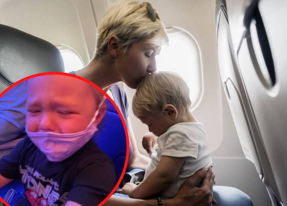 stewardessa kazała przykleić dziecku maskę