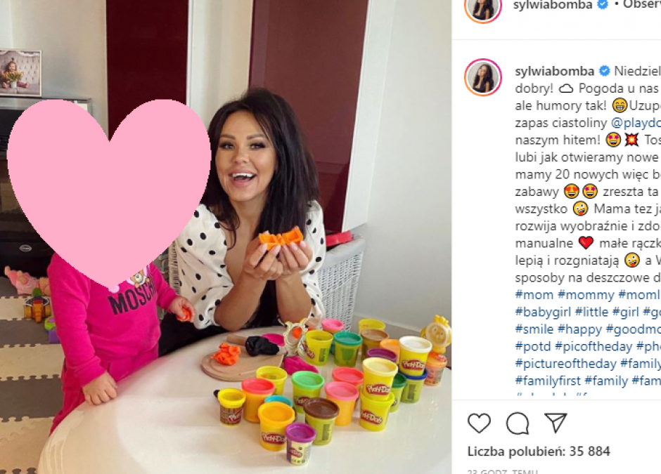 Sylwia Bomba z córką bawią się ciastoliną