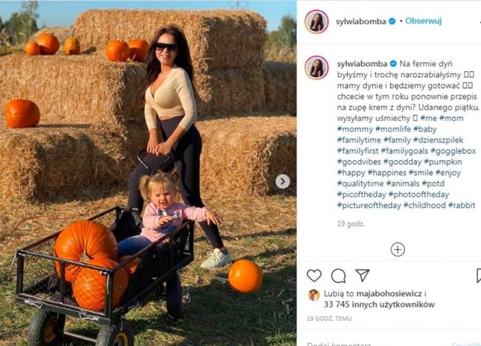 Sylwia Bomba z córką na farmie dyniowej