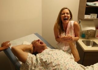 Symulacja porodu - mężczyzna doświadcza bólu porodowego