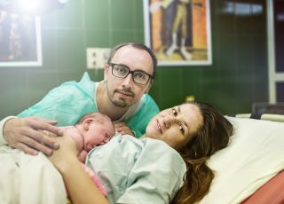Tata na porodówce, poród, noworodek, rodzina