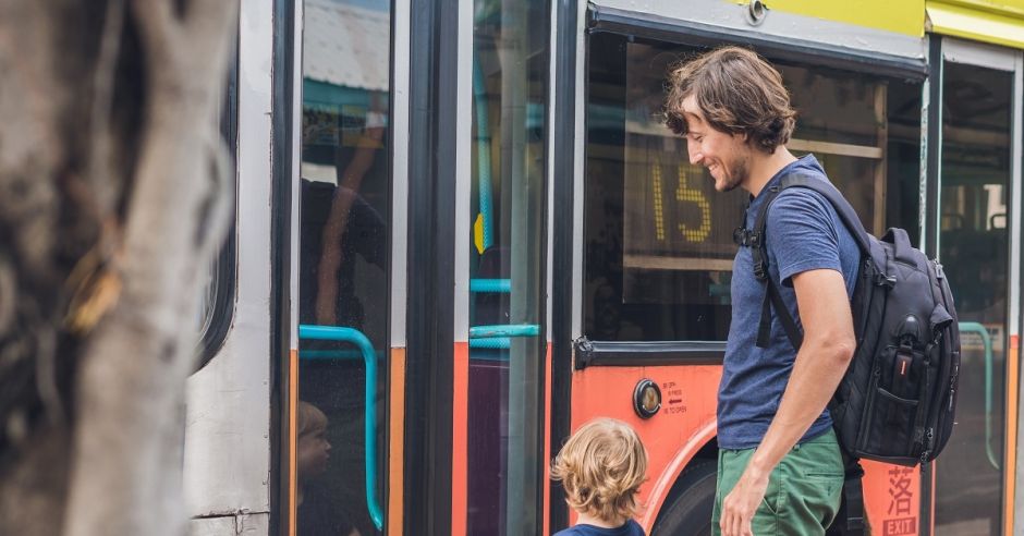 Tata z dzieckiem w autobusie
