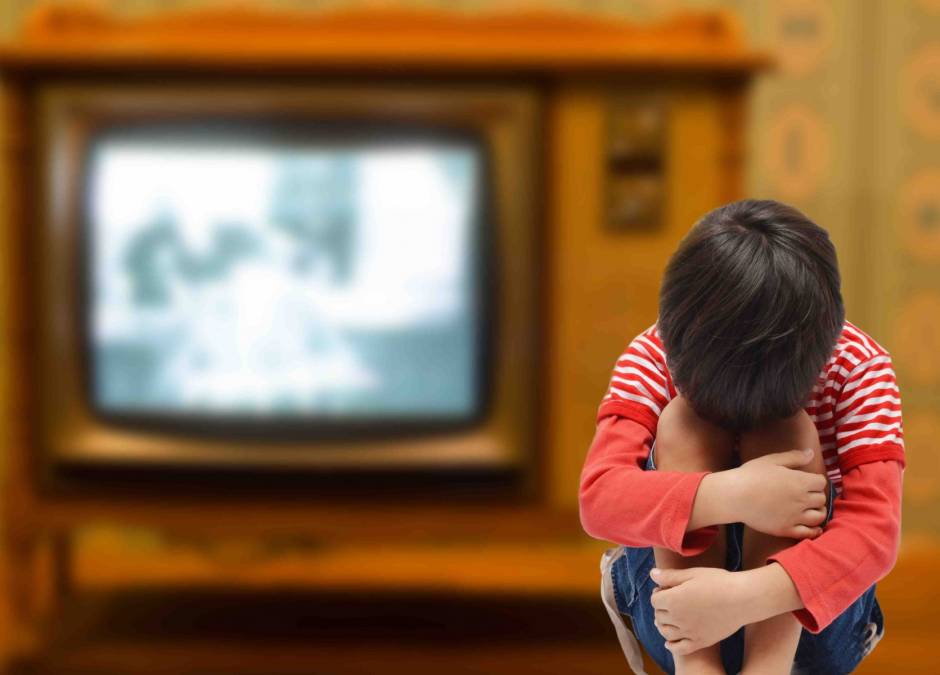 terroryzm, lęki dziecięce, dziecko i tragiczne wydarzenia, wojna i dziecko, dziecko i telewizja