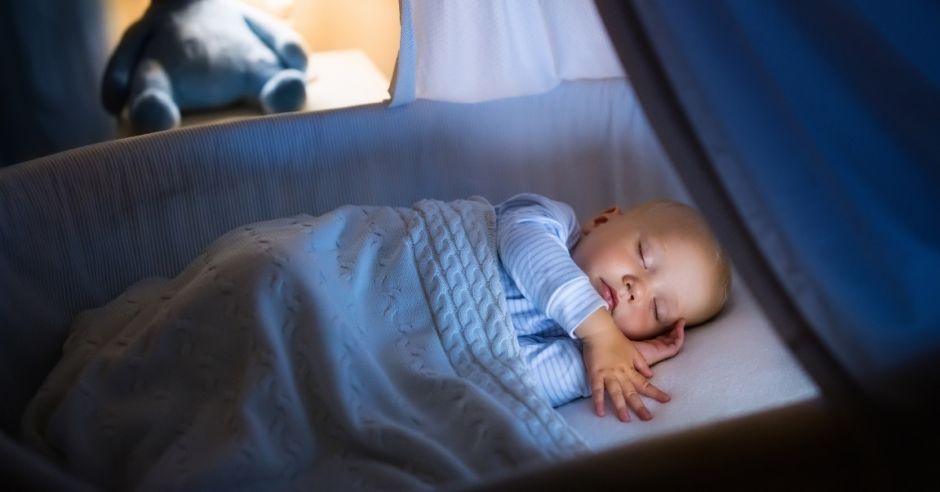 Twoje dziecko śpi przy zapalonym świetle? Nie rób tego błędu!