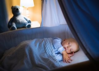 Twoje dziecko śpi przy zapalonym świetle? Nie rób tego błędu!