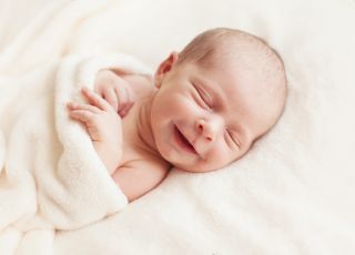 uśmiechnięty noworodek, pierwszy uśmiech