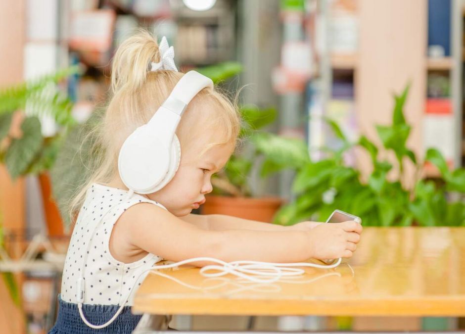 Uspokajanie dziecka tabletem czy telefonem przynosi ODWROTNE EFEKTY!